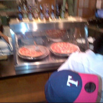 Снимок сделан в Zini&#39;s Pizzeria пользователем Sean R. 12/18/2011