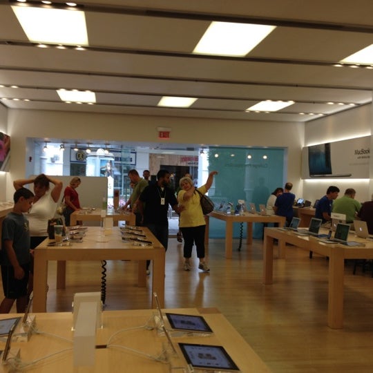 Photos at Apple Oakbrook Electronics Store in Oak Brook