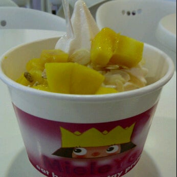Снимок сделан в Mieleyo Premium Frozen Yogurt пользователем Kenny K. 9/1/2011