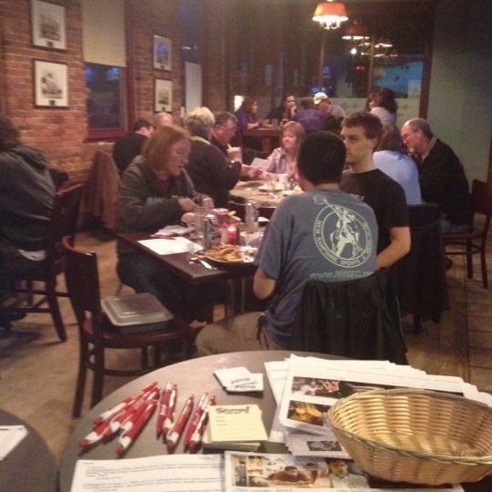 รูปภาพถ่ายที่ Kelley&#39;s Row Restaurant &amp; Cellar Pub โดย Micaela P. เมื่อ 5/2/2012