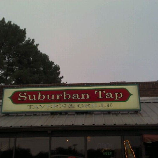 Foto tomada en Suburban Tap  por Chad M. el 9/21/2011