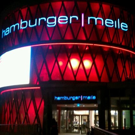 Foto diambil di Hamburger Meile oleh Sunny Jr pada 11/11/2011