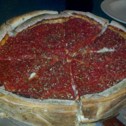 Foto diambil di Sam&#39;s Pizza oleh Shawn E. pada 11/1/2011