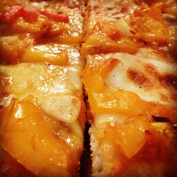 Das Foto wurde bei Valducci&#39;s Pizza and Catering von FoodtoEat am 9/5/2012 aufgenommen