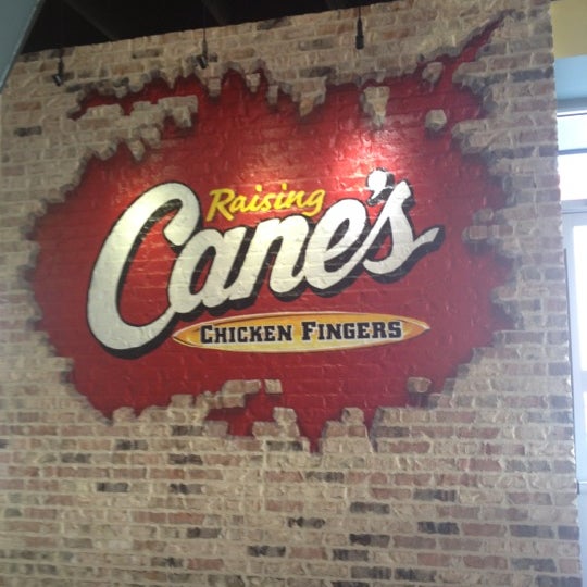 รูปภาพถ่ายที่ Raising Cane&#39;s Chicken Fingers โดย Juno S. เมื่อ 8/16/2012