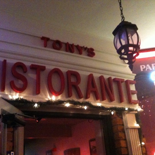 Foto diambil di Tony&#39;s Pizzeria &amp; Ristorante oleh Ben L. pada 12/3/2011