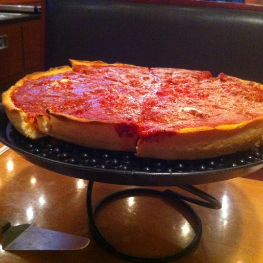 รูปภาพถ่ายที่ Rosati&#39;s Pizza โดย Shane A. เมื่อ 6/30/2012