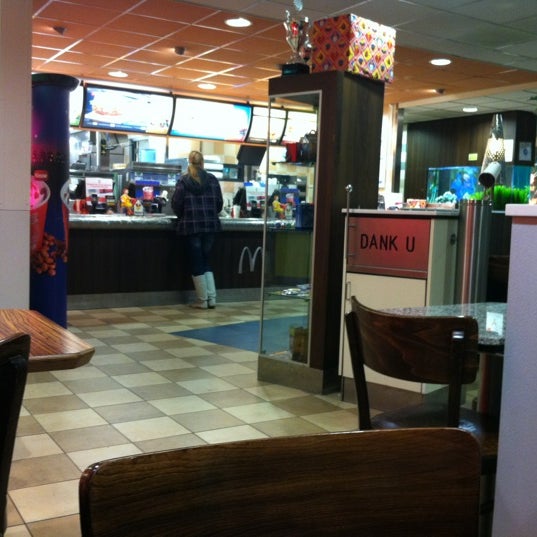 รูปภาพถ่ายที่ McDonald&#39;s โดย Jip J. เมื่อ 11/22/2011