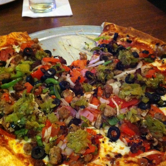 Foto tomada en Brickyard Pizza  por Konan S. el 5/27/2012