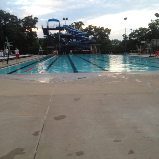 Foto tirada no(a) Edina Aquatic Center por Chase S. em 7/25/2012