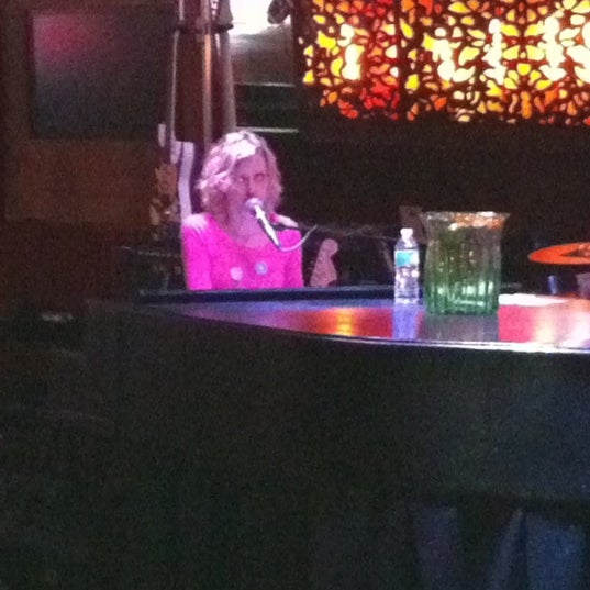 9/8/2011 tarihinde Evelyn P.ziyaretçi tarafından Willy D&#39;s Rock &amp; Roll Piano Bar'de çekilen fotoğraf