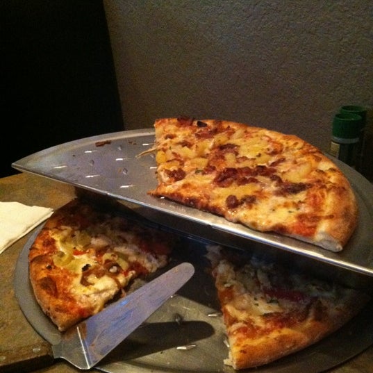 Foto scattata a Slyce Pizza Bar da Randy D. il 5/19/2012