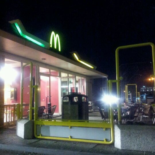 รูปภาพถ่ายที่ McDonald&#39;s โดย Robin S. เมื่อ 2/27/2012