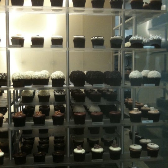 รูปภาพถ่ายที่ More Cupcakes โดย Molly M. เมื่อ 12/30/2011