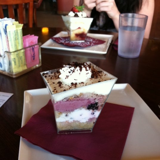 10/7/2011 tarihinde Chelsea W.ziyaretçi tarafından Heaven Sent Desserts'de çekilen fotoğraf
