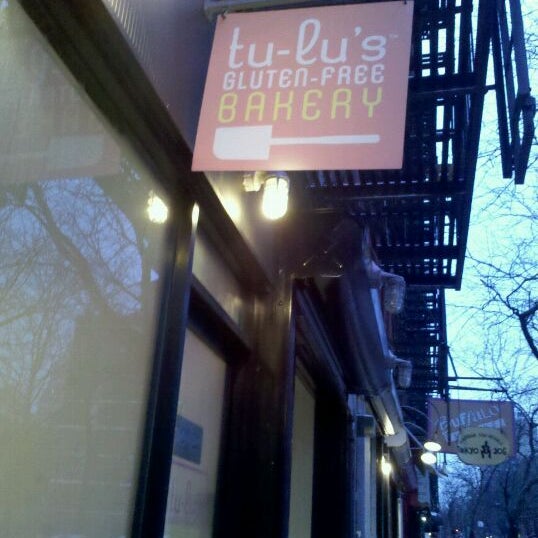 Foto tomada en Tu-Lu&#39;s Gluten Free Bakery  por Alissa S. el 1/21/2012