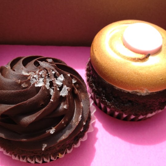 6/2/2012에 Jessica V.님이 Kara&#39;s Cupcakes에서 찍은 사진