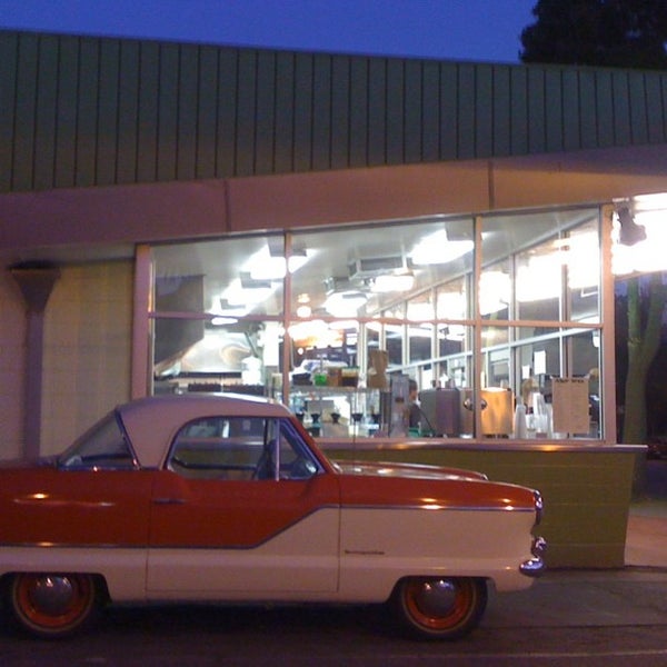 รูปภาพถ่ายที่ Kwik Way Drive-In โดย Michael E. เมื่อ 10/30/2011