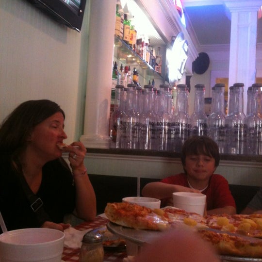 Foto tomada en Roberto&#39;s Pizzeria Sports Bar &amp; Grill  por Charlotte J. el 3/19/2012