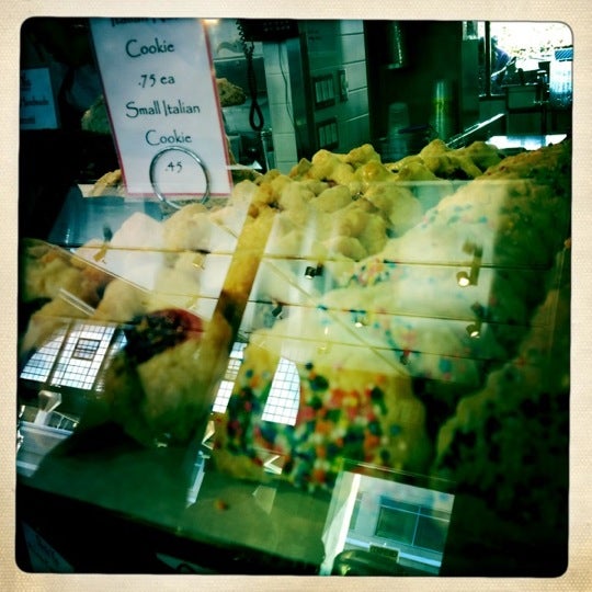 3/12/2012 tarihinde Allison N.ziyaretçi tarafından Porta Via Italian Foods'de çekilen fotoğraf