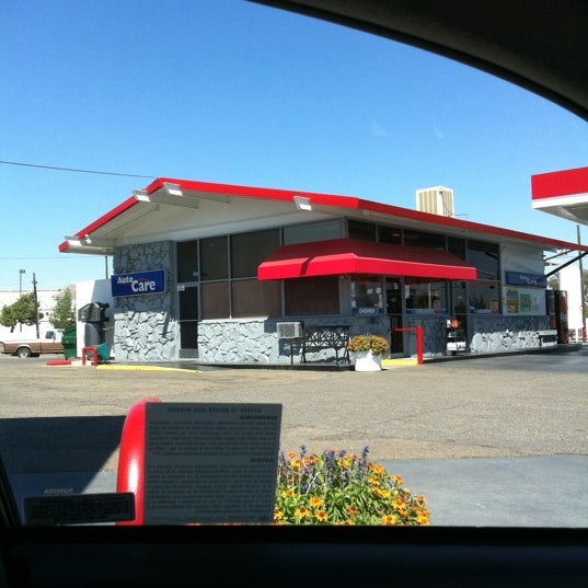 76 (Now Closed) Fuel Station in Kingsburg