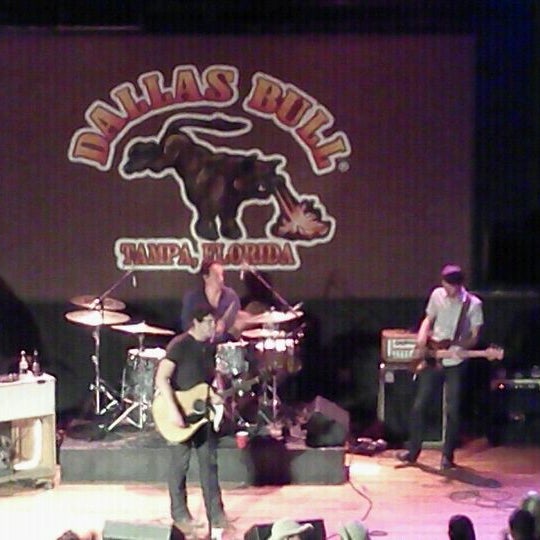 Foto tirada no(a) Dallas Bull por Emily em 8/20/2011