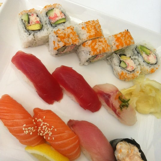 Foto diambil di Sushi Sasa oleh Hilary H. pada 4/20/2012