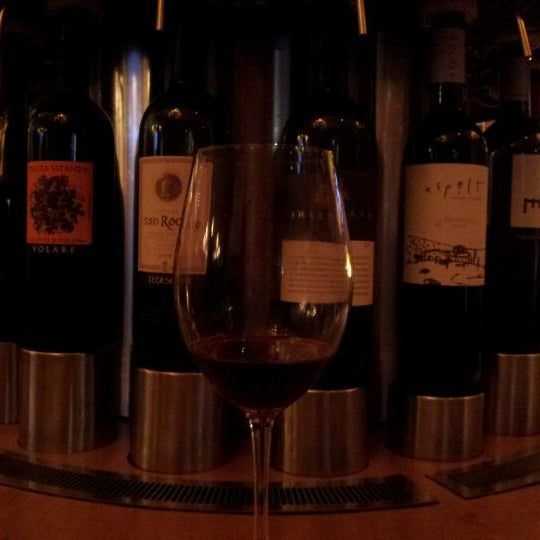 Das Foto wurde bei Tastings - A Wine Experience von Pete F. am 12/15/2011 aufgenommen