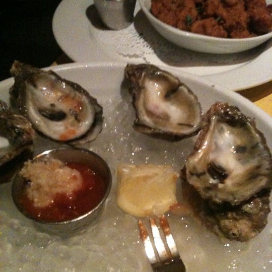 Foto tomada en Noisy Oyster Seafood Restaurant  por Geoffrey G. el 7/1/2011