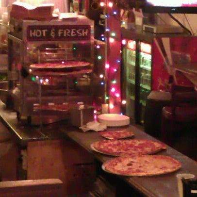 Photo taken at Manhattan Pizzeria by Ismael P. on 12/17/2011