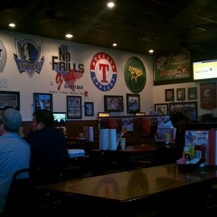 รูปภาพถ่ายที่ No Frills Grill &amp; Sports Bar - Arlington, TX โดย Derek B. เมื่อ 4/1/2012