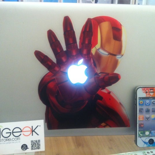 Photo taken at IGeekstore by hen m. on 10/25/2011