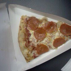รูปภาพถ่ายที่ St. Angelo&#39;s Pizza โดย Dan-Johnson j. เมื่อ 12/16/2011