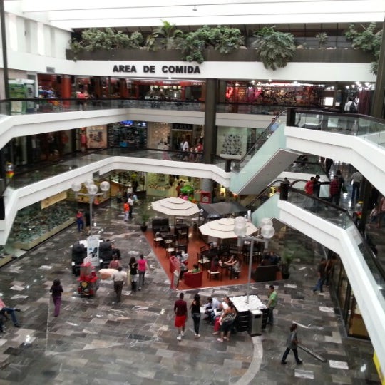 รูปภาพถ่ายที่ Centro Comercial El Parian โดย Julio René L. เมื่อ 7/4/2012