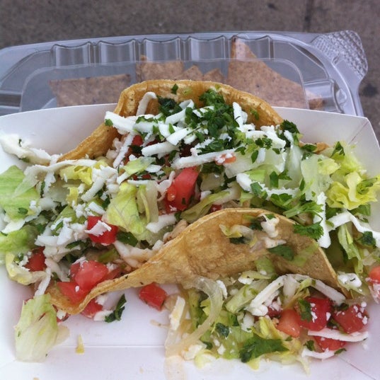 รูปภาพถ่ายที่ Edgar&#39;s Best Taco Shack โดย Ian M. เมื่อ 6/5/2012