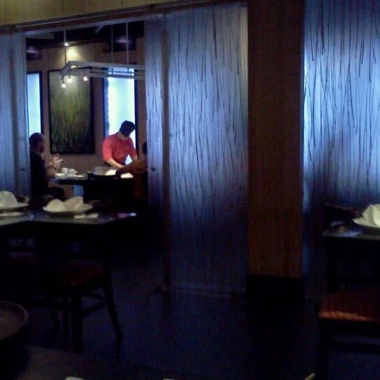Foto scattata a Yamato Sushi and Teppanyaki Restaurant da Kevin P. il 12/19/2011