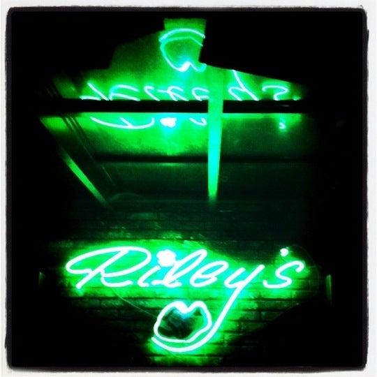 Foto tomada en Riley&#39;s Bar  por Danny S. el 6/2/2011