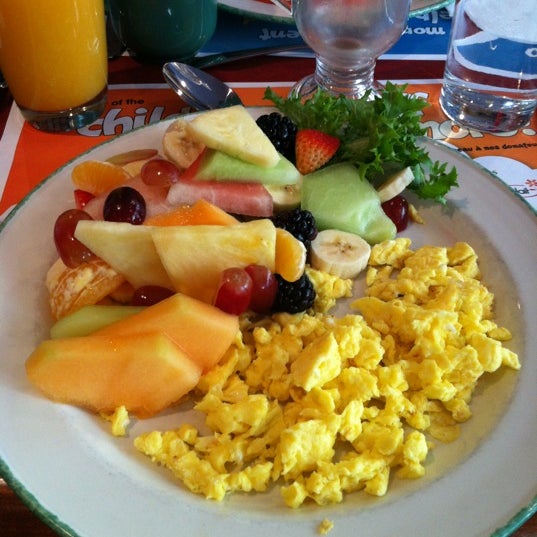 รูปภาพถ่ายที่ Cora&#39;s Breakfast &amp; Lunch โดย Blair I. เมื่อ 11/29/2011