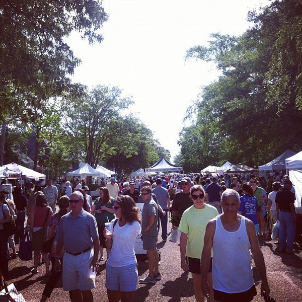 Foto scattata a Williamsburg Farmers Market da Terry B. il 5/26/2012
