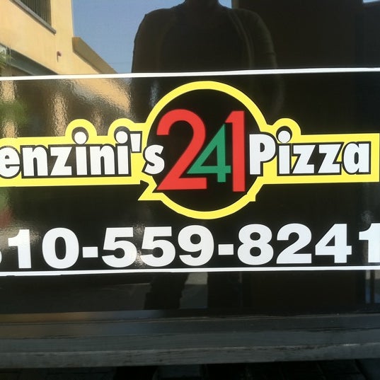 รูปภาพถ่ายที่ Lenzini&#39;s Pizza โดย Annie R. เมื่อ 8/13/2011