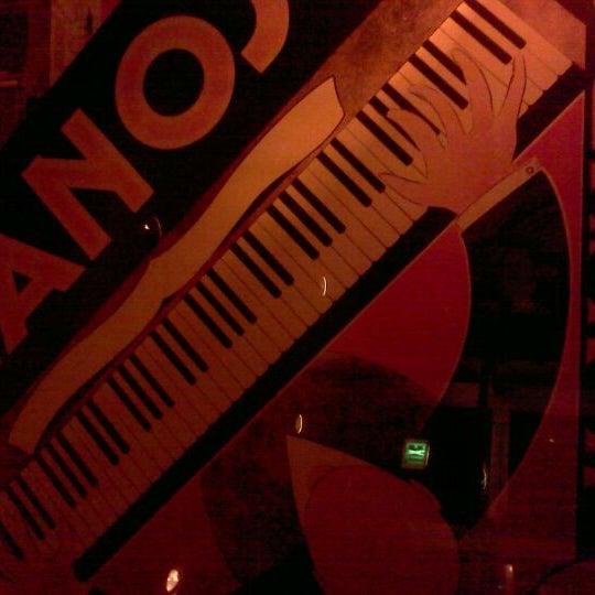 รูปภาพถ่ายที่ Touché Restaurant &amp; Bar โดย Johnny 5. เมื่อ 12/22/2011