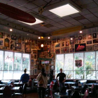 Foto tomada en Legends Classic Diner  por Blake B. el 1/14/2012