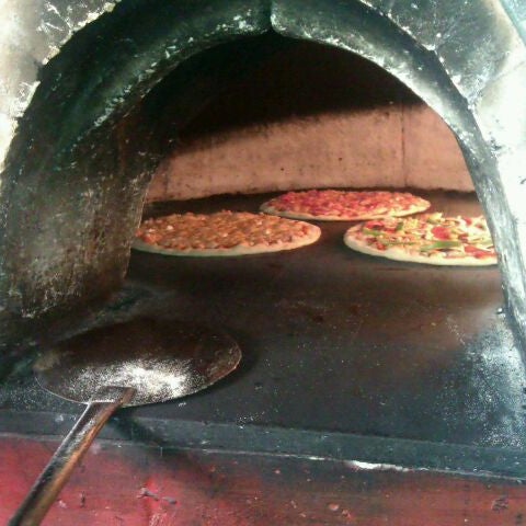 Foto tirada no(a) Cubo Rosso Pizza por Cubo R. em 9/1/2012