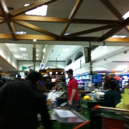 Foto diambil di Sonda Supermercados oleh Ale B. pada 9/25/2011