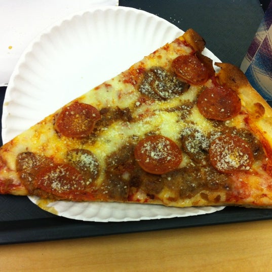 5/25/2012にJessika S.がRay&#39;s Famous Original Pizzaで撮った写真
