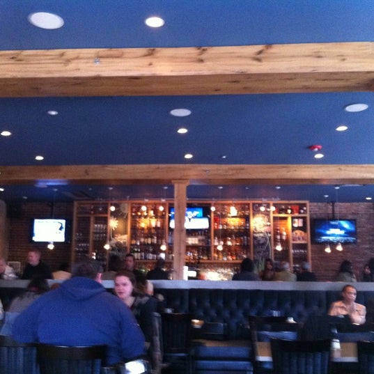 รูปภาพถ่ายที่ Savin Bar and Kitchen โดย J. H. เมื่อ 4/1/2012