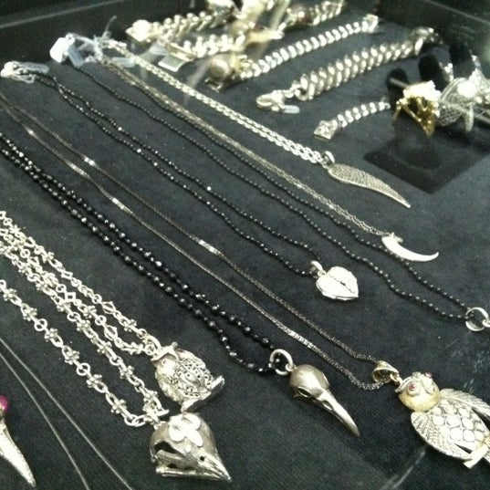 Foto diambil di Lazaro SoHo Jewelry oleh Charmaine pada 2/21/2012