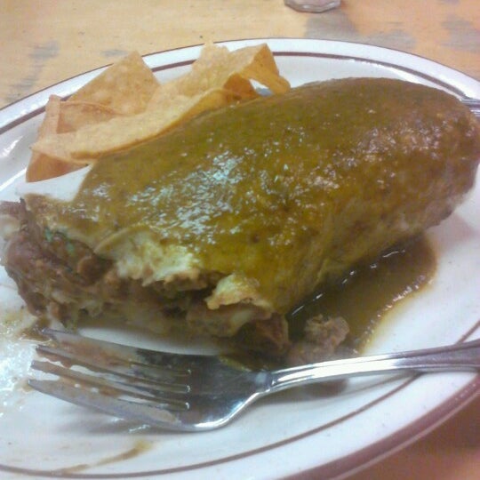 Foto diambil di Dos Burritos Mexican Restaurant oleh Louis R. pada 8/1/2012
