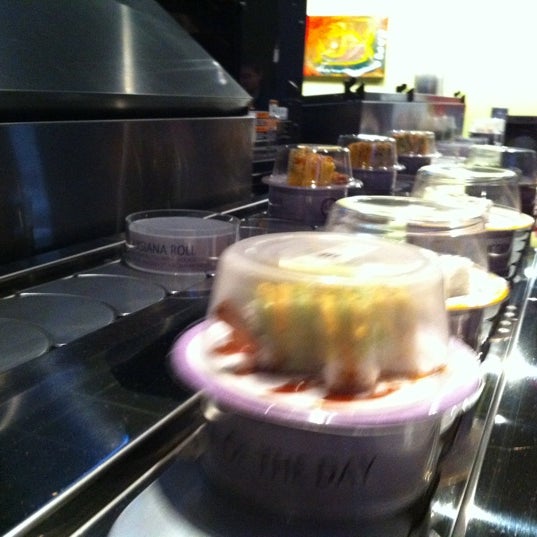 รูปภาพถ่ายที่ Umi Sushi + Tapas โดย Tina W. เมื่อ 1/14/2011