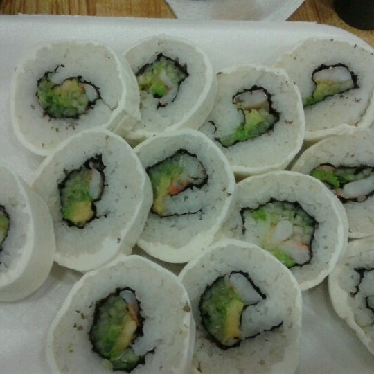 Das Foto wurde bei The Sushi &amp; Salads, Co. von Melissa T. am 6/22/2012 aufgenommen